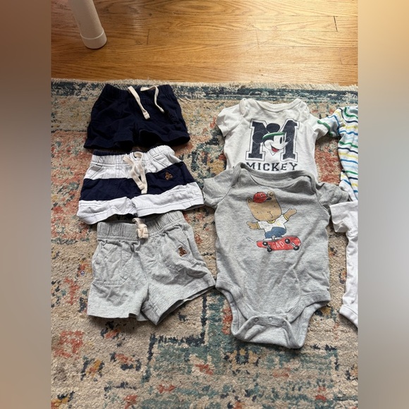 Baby gap short sleeve onesies and shorts bundle 0-3 - Picture 3 of 3